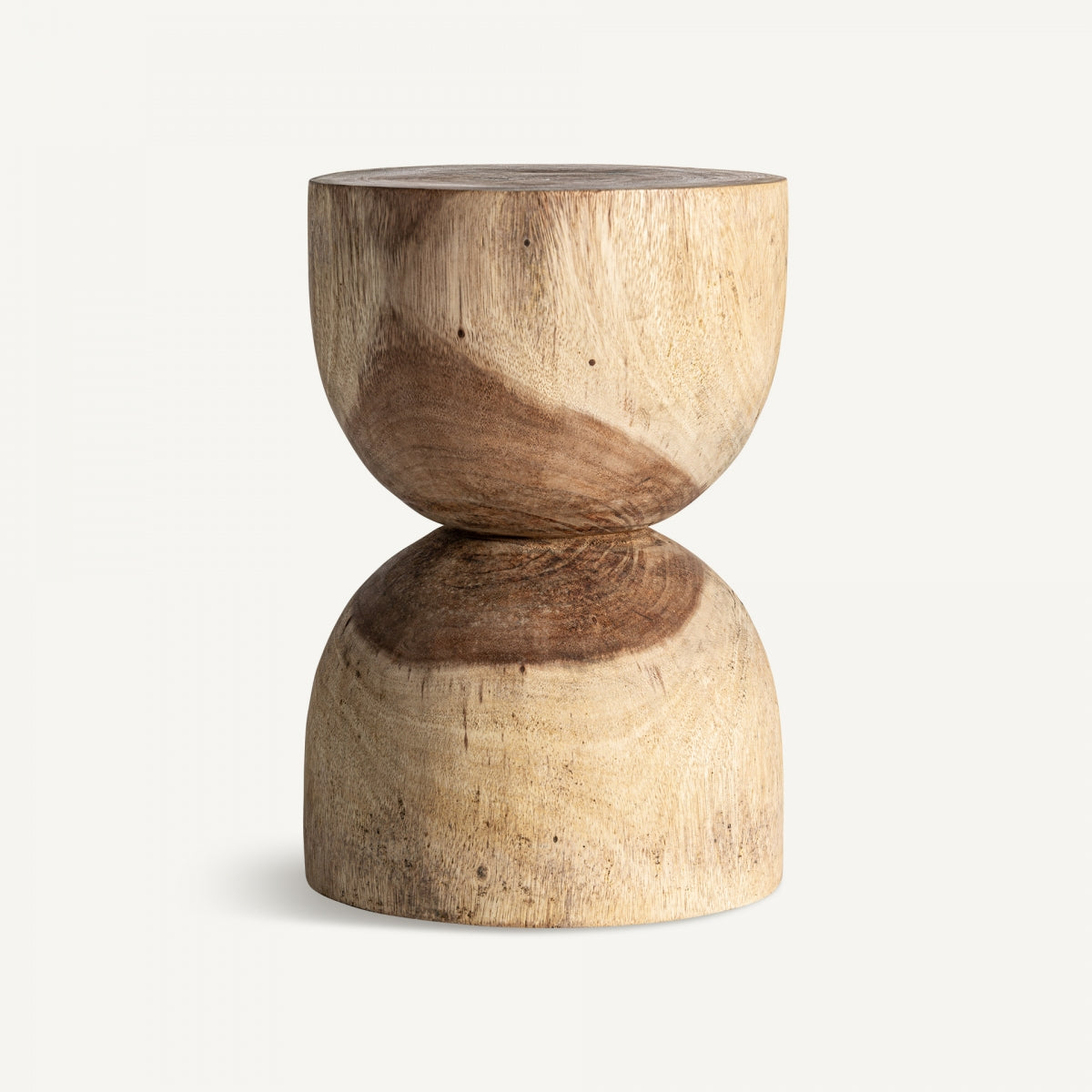 Este taburete contemporáneo, elaborado en madera de suar, presenta una base y un tablero circulares. Su veta natural y su silueta de reloj de arena lo convierten en el complemento ideal de la colección Mesa auxiliar de madera de suar Rimini B.