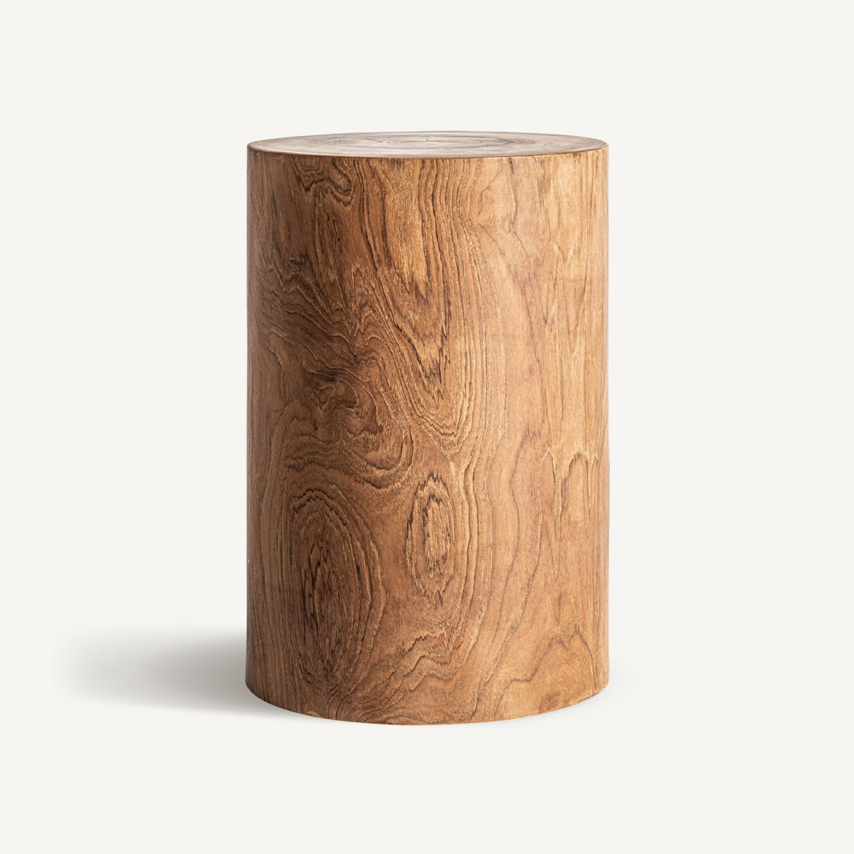 La mesa auxiliar de madera Terlano, elaborada con madera de suar, presenta patrones de vetas naturales visibles y encarna el diseño contemporáneo.