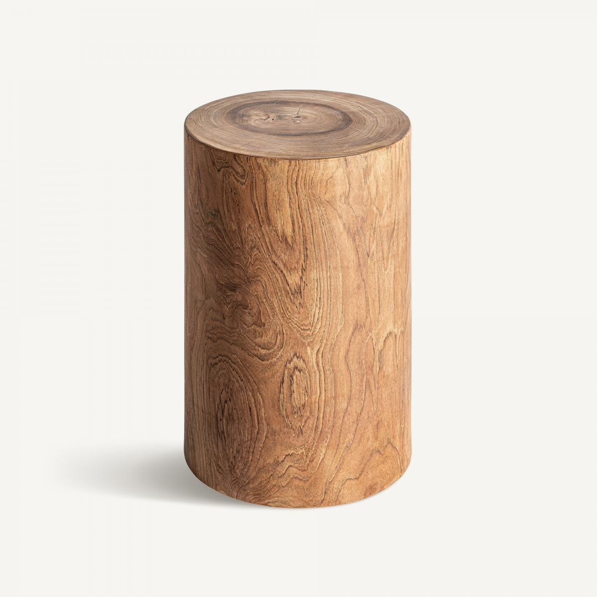 La Mesa auxiliar cuadrada en madera suar Terlano muestra el intrincado patrón de vetas de la exquisita madera de suar sobre un fondo claro, encarnando el diseño contemporáneo.