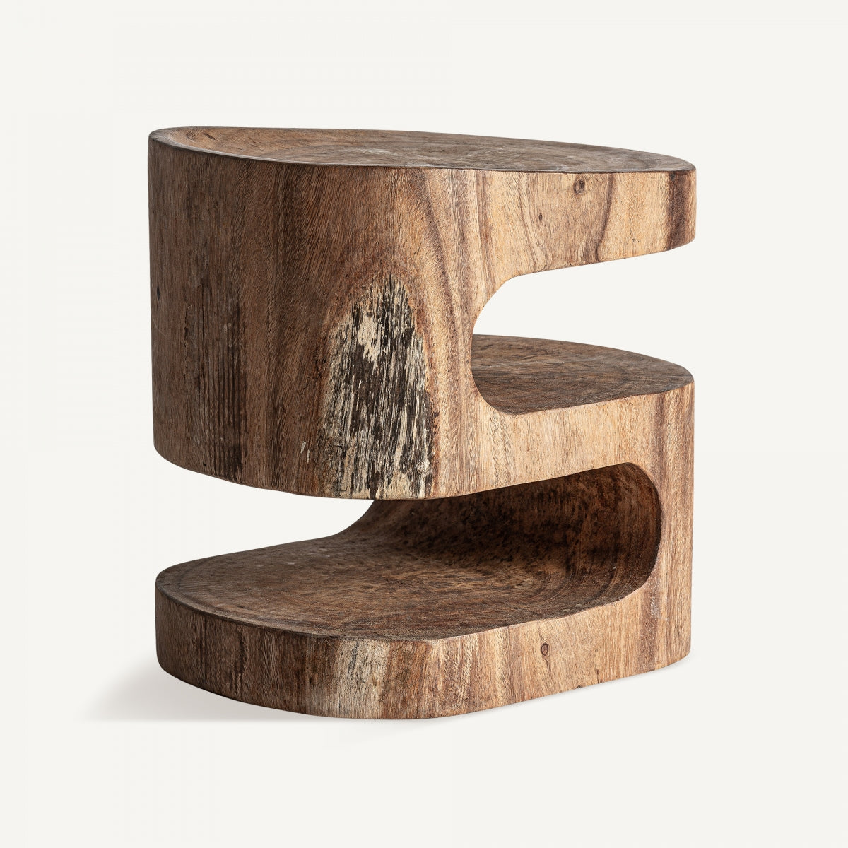 La mesa auxiliar étnica en madera Kilkis es una mesa auxiliar asimétrica de madera elaborada con rica madera de suar, que presenta una sección central recortada y muestra dos formas ovaladas irregulares apiladas.