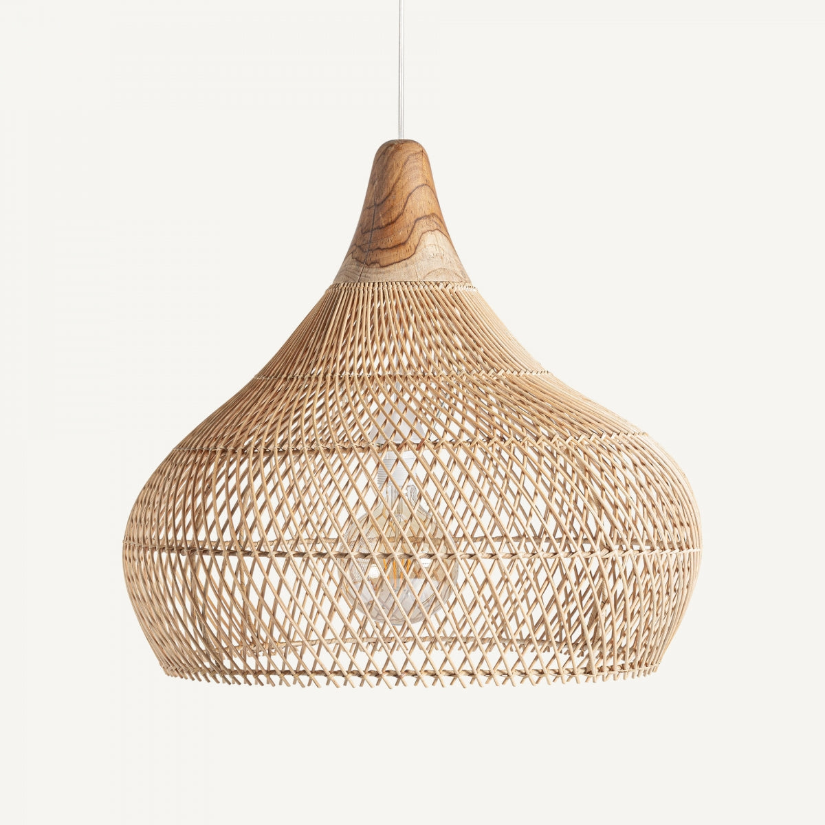 La lámpara colgante en ratán Marró presenta una pantalla de mimbre tejido en forma de lágrima y un tono de madera natural, lo que realza el cálido resplandor de la bombilla para una apariencia acogedora.
