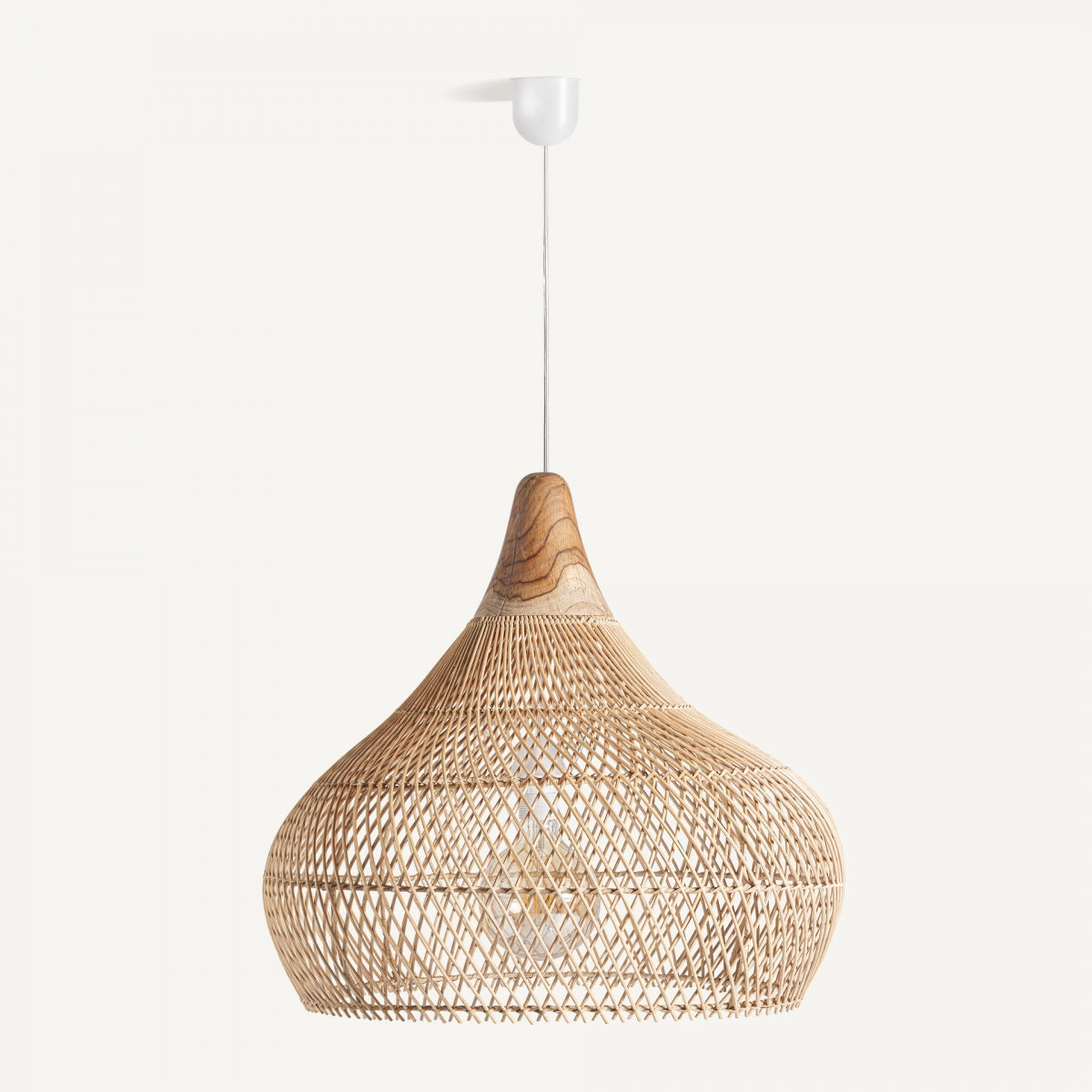 La lámpara colgante de ratán tejido Marró cuelga en forma de lágrima de un techo blanco, encarnando el estilo boho chic.