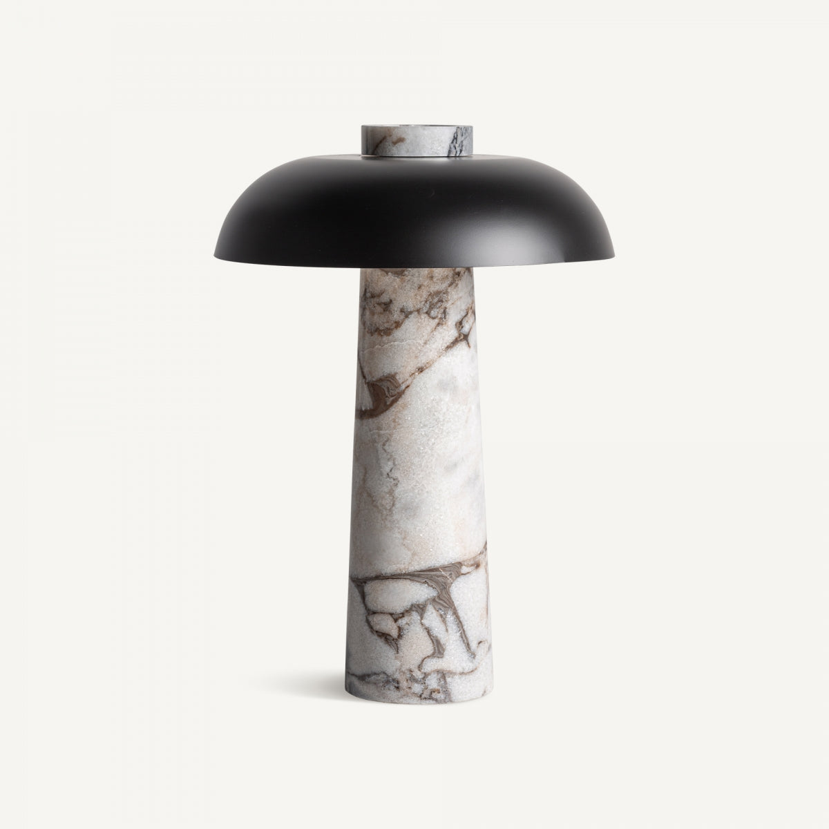 La lámpara de mesa en mármol e hierro Midi presenta un diseño elegante con base cilíndrica de mármol negro y pantalla ancha en cúpula mate negra, fotografiada sobre fondo blanco.