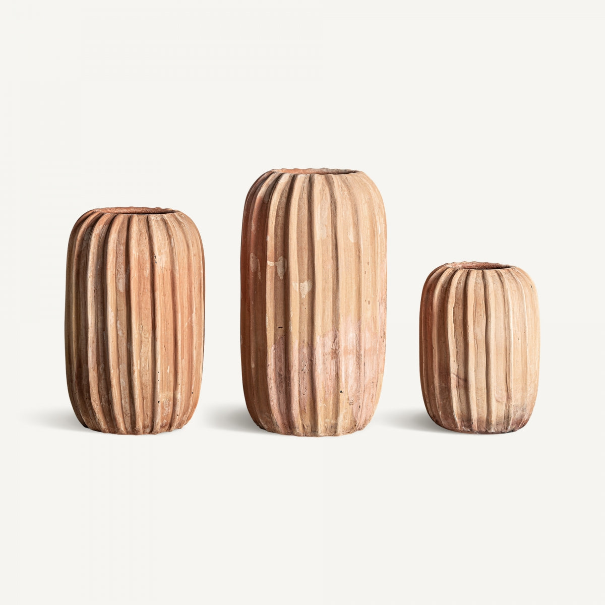 Los jarrones en arcilla marrón Aike 3 (3 piezas), de forma cilíndrica y alturas diferentes, se presentan alineados sobre fondo blanco, aportando un estilo contemporáneo ideal para la decoración interior.