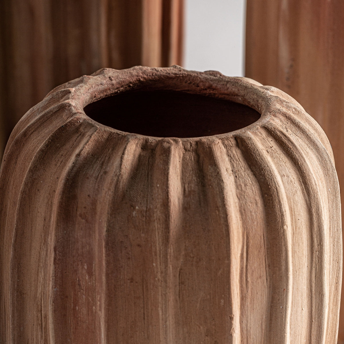 Set de 3 jarrones en arcilla marrón Aike 3, con textura acanalada y acabado natural, perfectos para decoración interior o como muestra de diseño contemporáneo.
