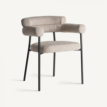  La Silla de comedor moderna tapizada y acero Albula presenta un diseño elegante con cojines cilíndricos de color beige para un asiento cómodo, sostenido por una estructura minimalista de metal negro con cuatro patas delgadas, que contrasta elegantemente con su estructura de poliéster gris.