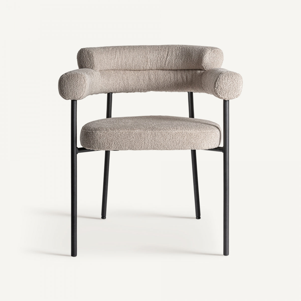 La silla de comedor moderna tapizada y de acero Albula es una silla tapizada en beige con reposabrazos y respaldo cilíndricos, sostenida por una estructura minimalista de metal negro con cuatro patas. Este cómodo asiento combina elegantemente estilo y comodidad.