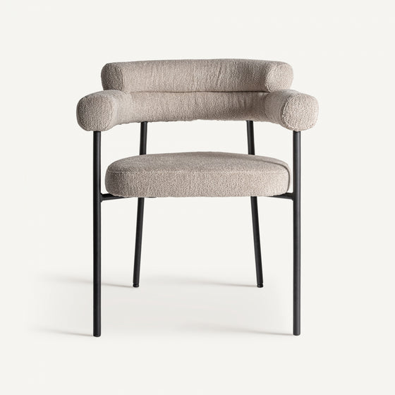 La silla de comedor moderna tapizada y de acero Albula es una silla tapizada en beige con reposabrazos y respaldo cilíndricos, sostenida por una estructura minimalista de metal negro con cuatro patas. Este cómodo asiento combina elegantemente estilo y comodidad.