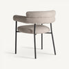 Presentamos la Silla de comedor moderna tapizada y acero Albula: una elegante silla con un cojín beige sobre un marco de metal negro, que ofrece comodidad y elegancia lujosas desde cualquier ángulo.