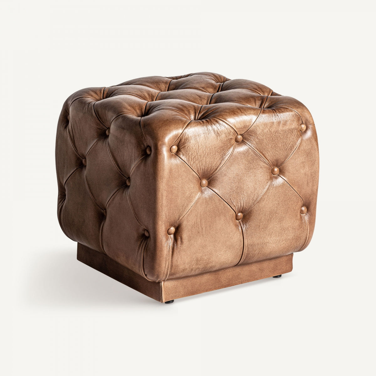 Descubre el Puff cuadrado de piel y espuma Vinstrå, una otomana de cuero marrón con detalles capitoné y forma cúbica. Ideal como reposapiés o como elegante pieza decorativa para la sala de estar, combina a la perfección comodidad y sofisticación.