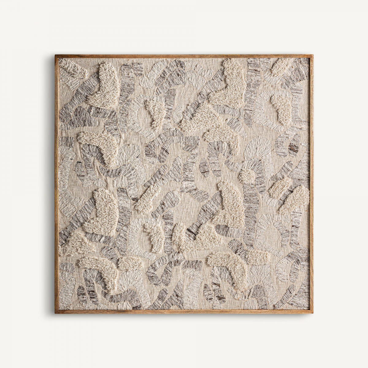 Cuadro en madera de mango y algodón Bram, con relieve en tonos claros, formas irregulares crema y líneas grises. Destaca por su diseño artesanal y es perfecto para la decoración del hogar.