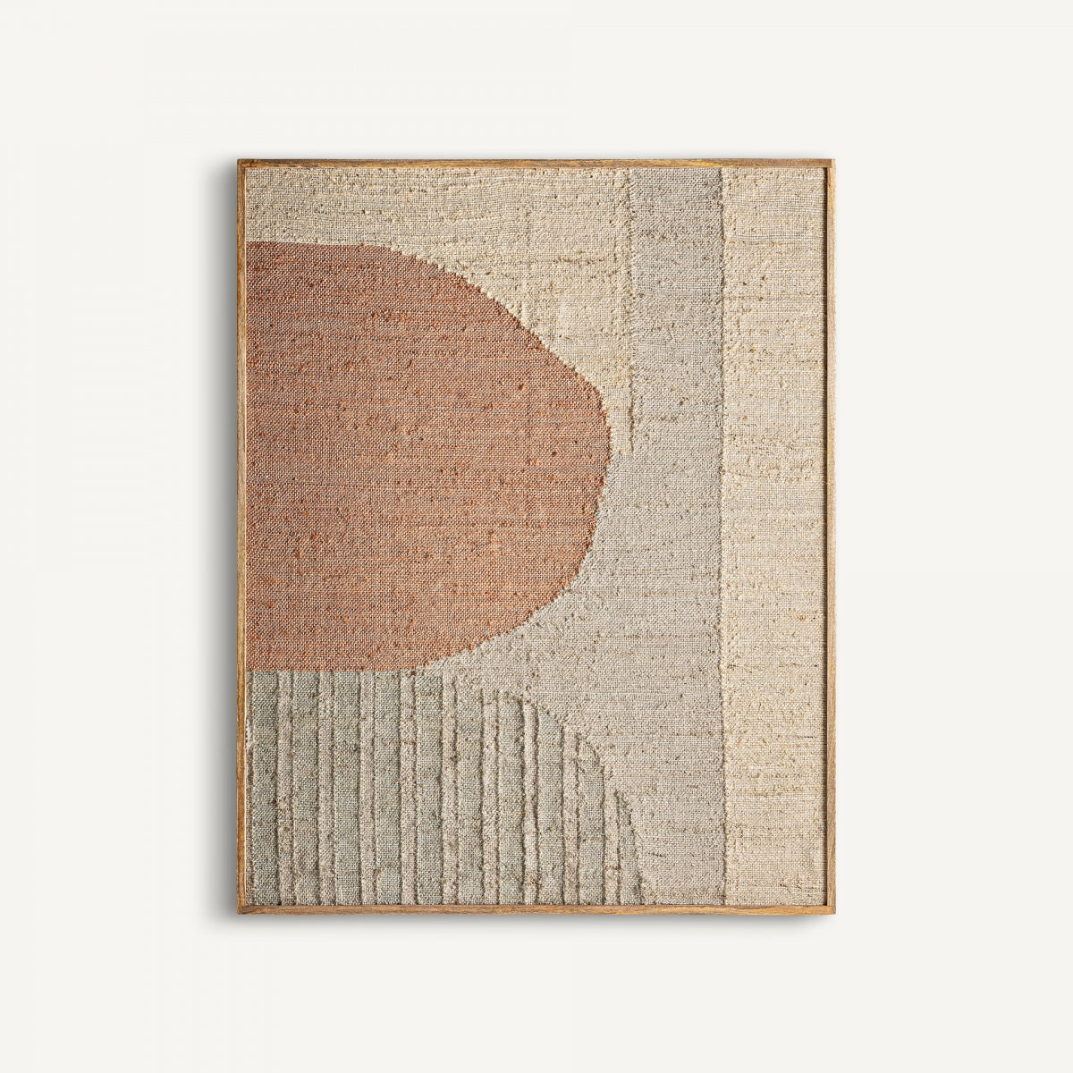 El Cuadro en madera de mango estilo boho (123x151 cm) Brahma presenta formas geométricas en tonos terrosos beige, marrón y gris, elegantemente enmarcadas en madera de mango clara para un sutil toque de diseño boho.