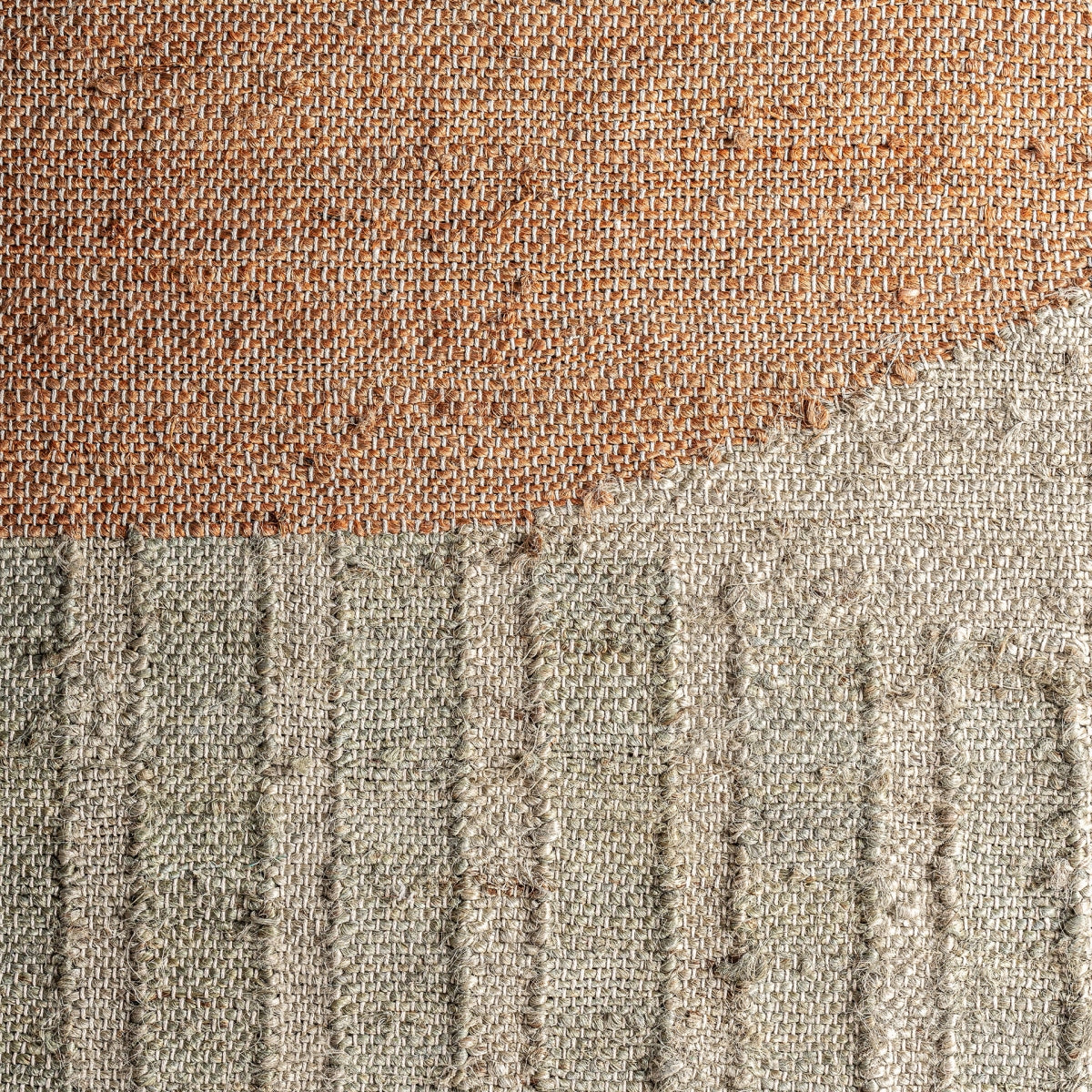 Un primer plano del Cuadro en madera de mango estilo boho (123x151 cm) Brahma resalta su sección superior tejida en naranja y su sección inferior rayada en gris, emanando un sofisticado encanto boho.