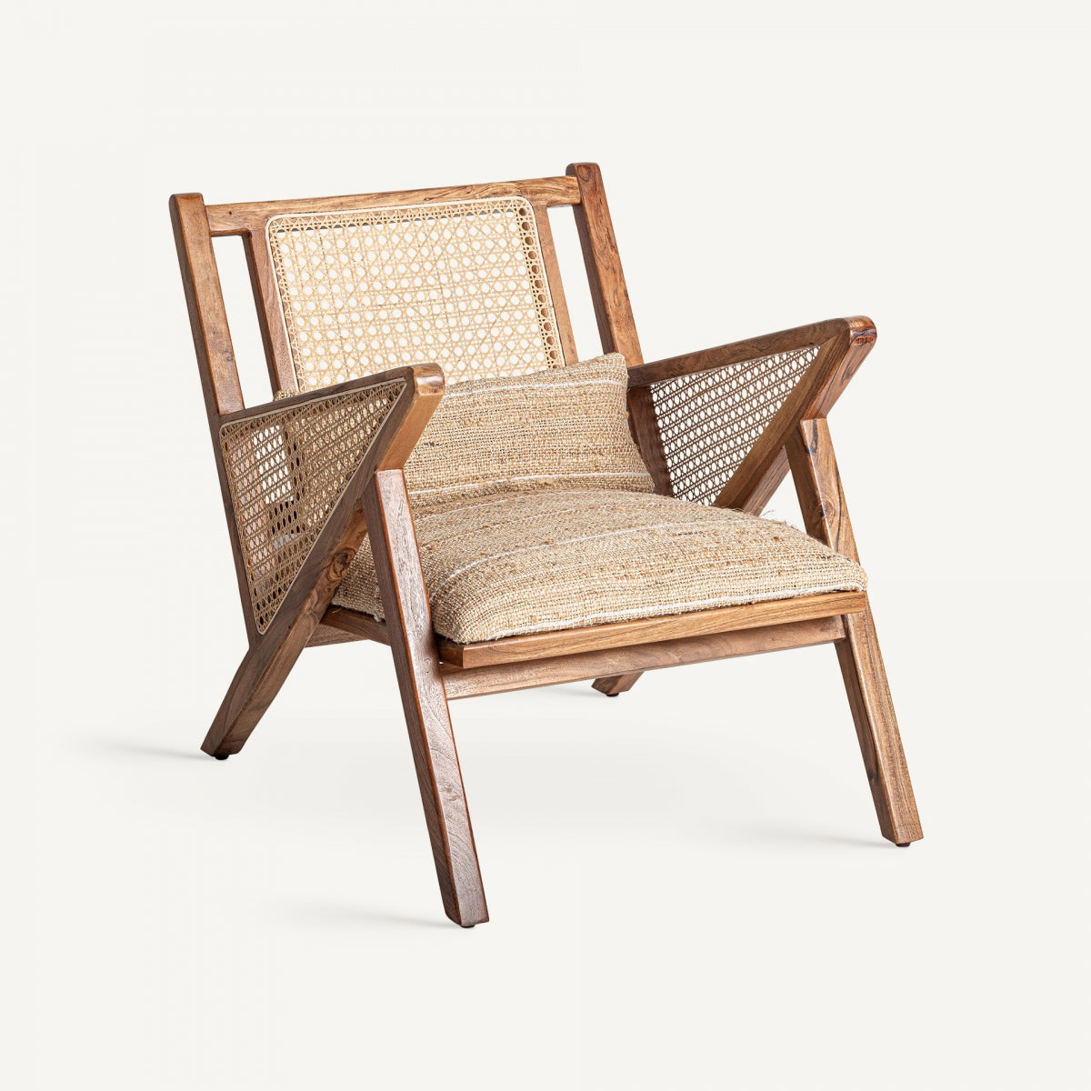 El sillón bohemio detalles arena y madera de mango Hickory presenta un elegante respaldo y cojín de caña tejida, ofreciendo un diseño moderno y en ángulo que agrega un estilo bohemio sutil a cualquier fondo liso.