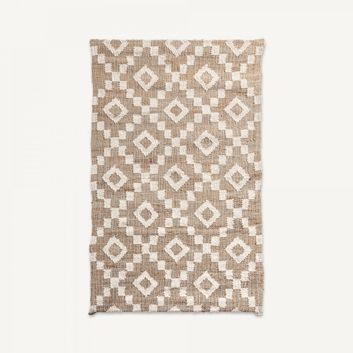Panel decorativo en madera de mango Sami, ideal para añadir un toque boho a tu espacio con su diseño geométrico y acabado en tonos beige y blanco.
