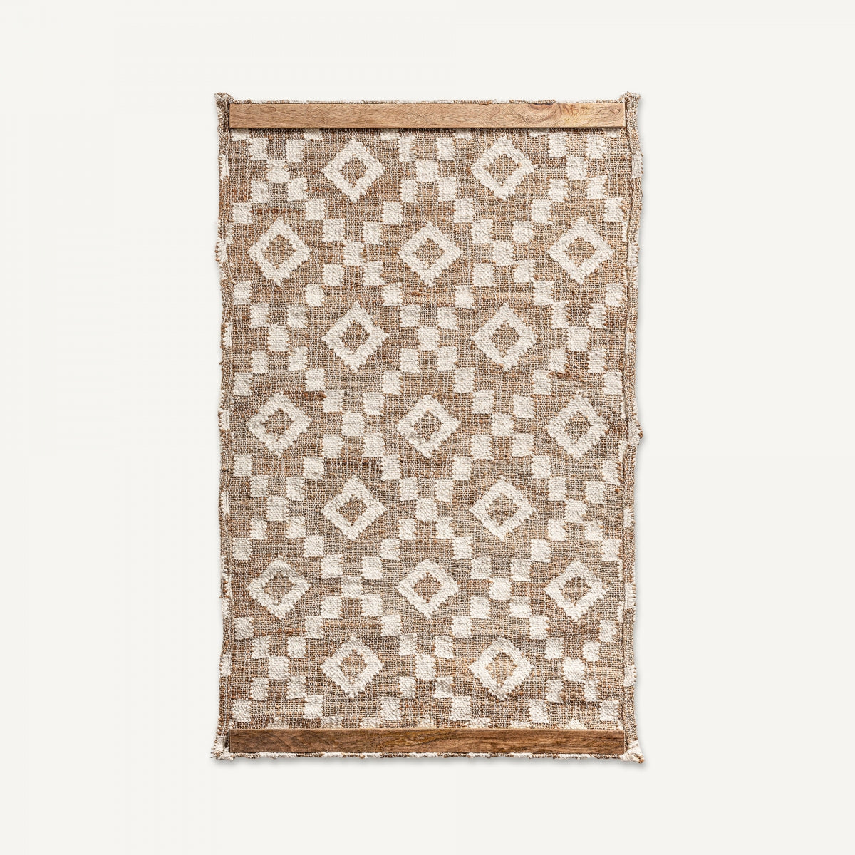Panel decorativo en madera de mango Sami: tapete rectangular tejido con patrón geométrico de diamantes y cuadrados en tonos beige y blanco, bordeado por listones de madera de mango. Ideal para dar un toque boho a tu espacio.