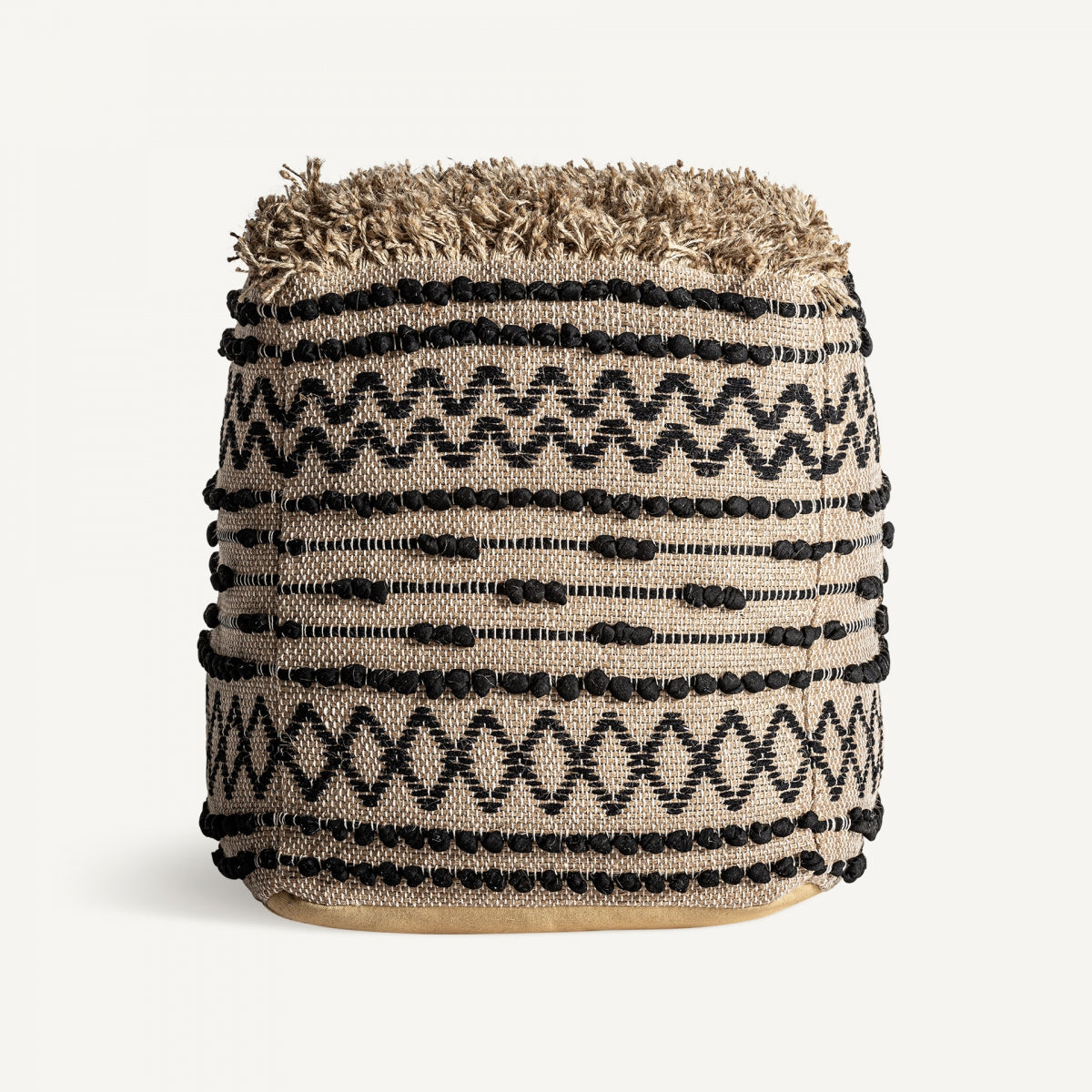 El Puff cuadrado de yute y algodón Vassley presenta un patrón tejido de zigzags negros y formas de diamantes sobre un fondo beige con flecos texturizados, que ofrece un estilo bohemio y un toque artesanal a cualquier espacio.