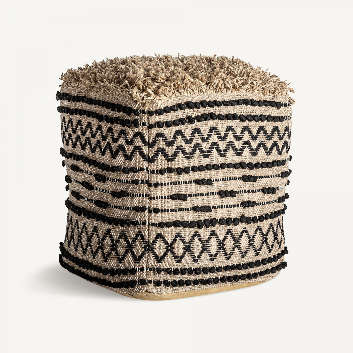 El Puff cuadrado de yute y algodón Vassley presenta una parte superior texturizada con patrones geométricos en negro y beige en un encantador estilo boho.