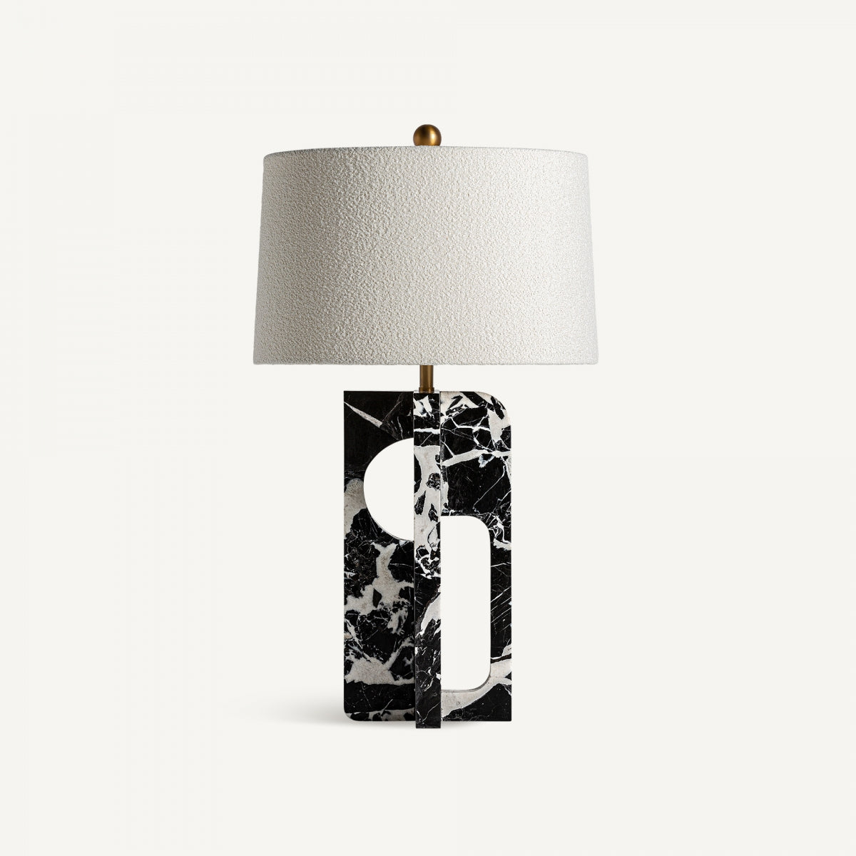 La Lámpara de sobremesa en mármol y bronce Arcis, con pantalla blanca texturizada y base geométrica de mármol negro en diseño art déco, se exhibe sobre un fondo blanco liso.