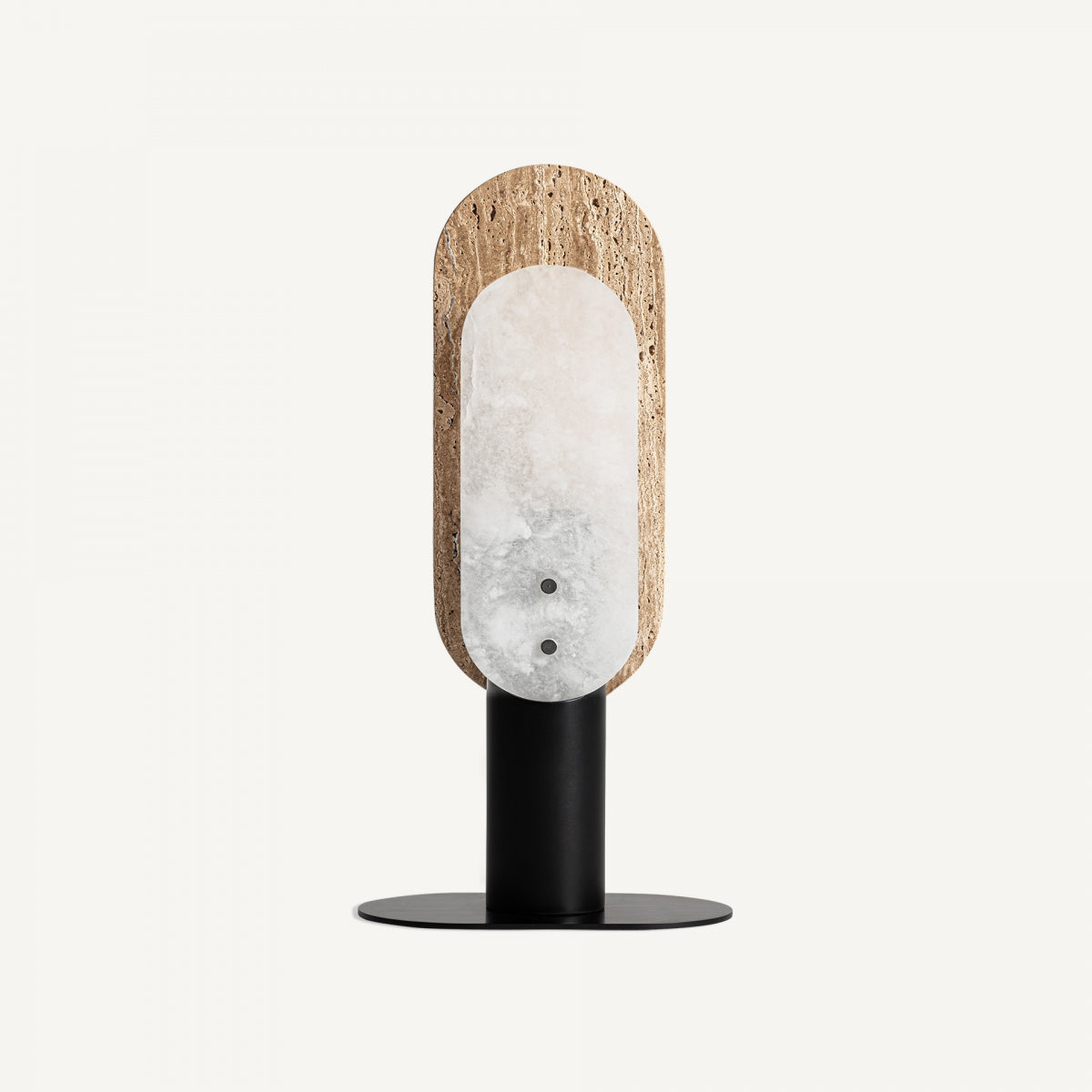 La lámpara de mesa en mármol y bronce Nobra destaca por su diseño vertical moderno, frente de piedra blanca translúcida tipo mármol, detalles en bronce, respaldo de madera y base cilíndrica negra estilo art déco.