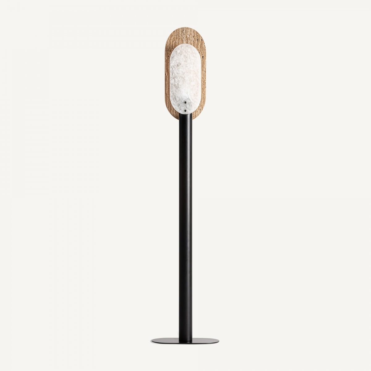 La lámpara de pie Velia combina el minimalismo moderno con el estilo art déco, presentando una base y un poste de metal negro, una pantalla de piedra ovalada sobre un respaldo de madera.