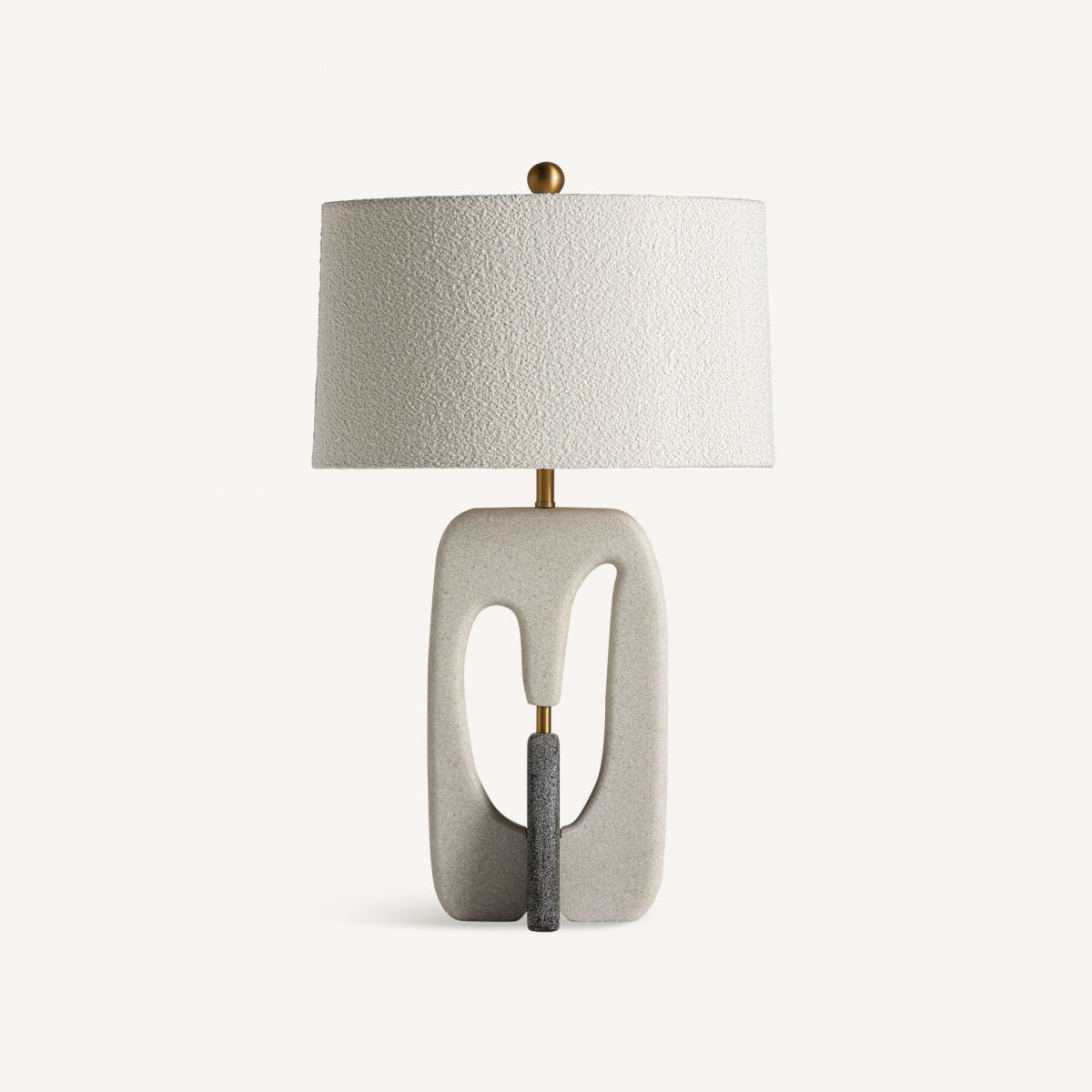 Lámpara de mesa contemporánea en mármol y bronce V-iva con pantalla de algodón blanca texturizada, base escultural gris claro y detalles dorados, sobre fondo blanco.