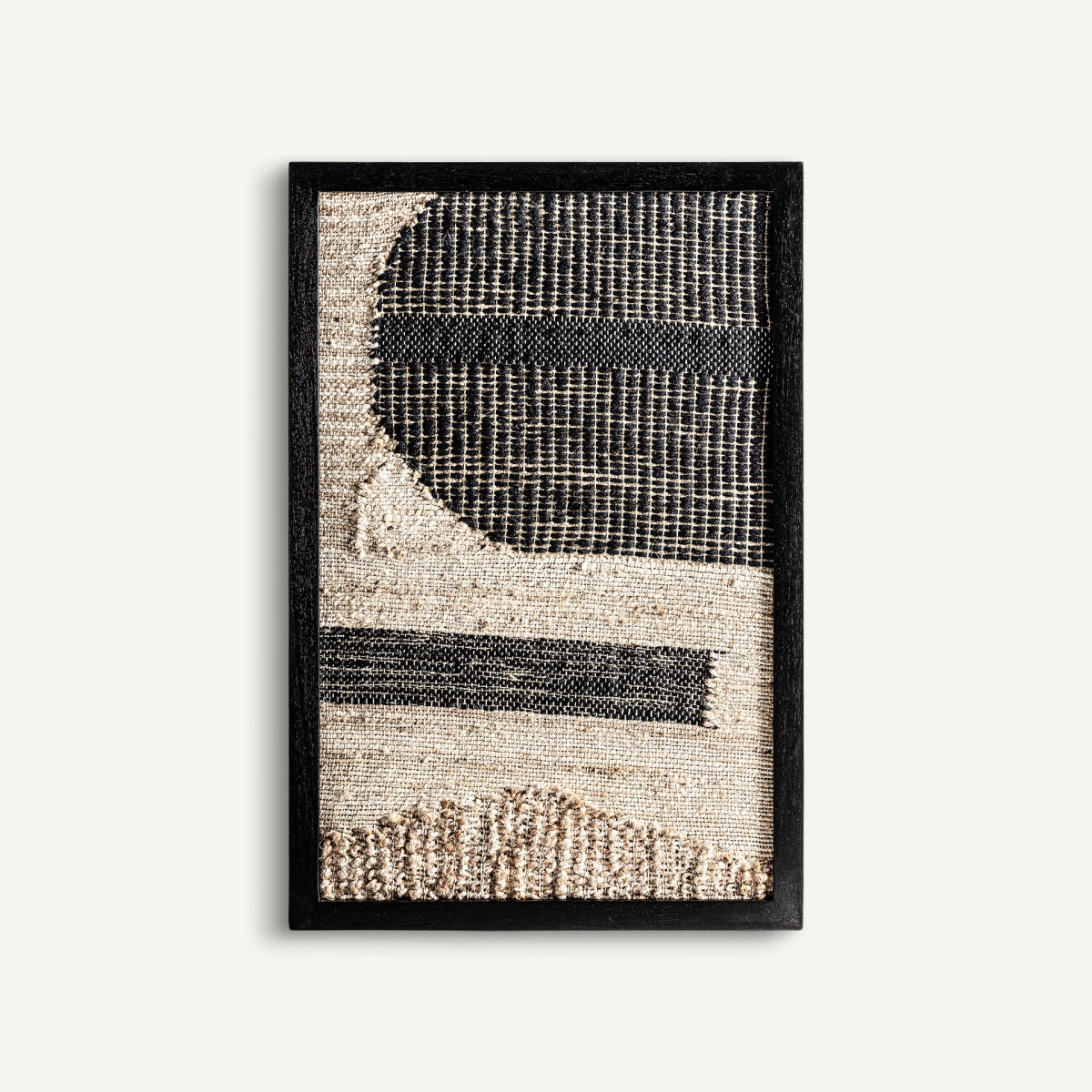 Cuadro en madera de mango y texturas naturales CESC (80x120 cm): arte mural enmarcado con patrón abstracto en negro y beige, formas geométricas y detalles texturizados, hecho con materiales naturales y acabados artesanales.