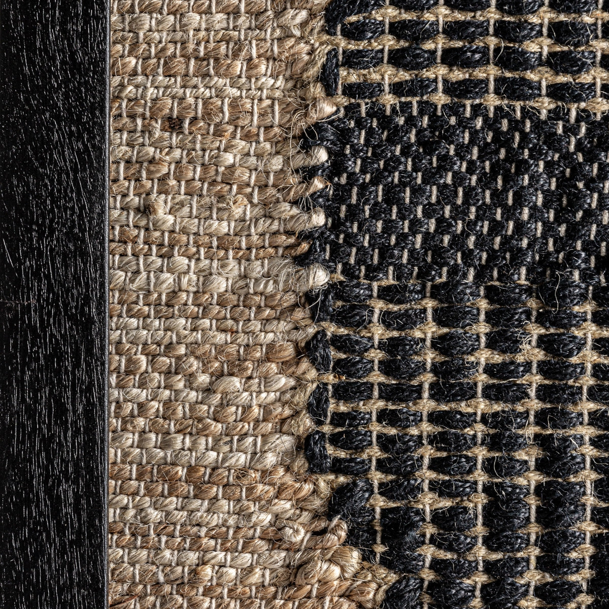 Primer plano de Cuadro en madera de mango y texturas naturales (80x120 cm) CESC: una costura une telas estampadas, una de color canela y beige, otra de rejilla negra y canela, enmarcada por un borde negro. Acabados artesanales realzan los materiales naturales.