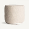 El Puff redondo en algodón y madera de mango Aran es un puf redondo en color beige con una superficie de tela texturizada que recuerda al diseño provenzal clásico, sobre un fondo blanco nítido.
