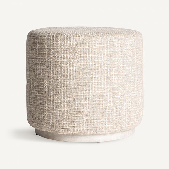 El Puff redondo en algodón y madera de mango Aran es un puf redondo en color beige con una superficie de tela texturizada que recuerda al diseño provenzal clásico, sobre un fondo blanco nítido.