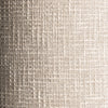 Primer plano de un tejido texturizado en color beige con patrón tejido como el Puff redondo en algodón y madera de mango Aran, que muestra hilos entrelazados que crean un aspecto de cuadros.