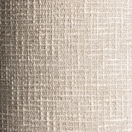Primer plano de un tejido texturizado en color beige con patrón tejido como el Puff redondo en algodón y madera de mango Aran, que muestra hilos entrelazados que crean un aspecto de cuadros.