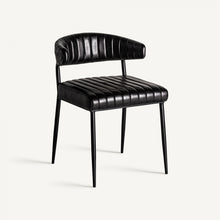  La silla de comedor en piel y hierro Jarpen combina un estilo contemporáneo con una elegancia atemporal, presentando un diseño negro y moderno con un respaldo curvo y acanalado y un asiento sostenido por elegantes patas de metal, que ofrece una comodidad excepcional.