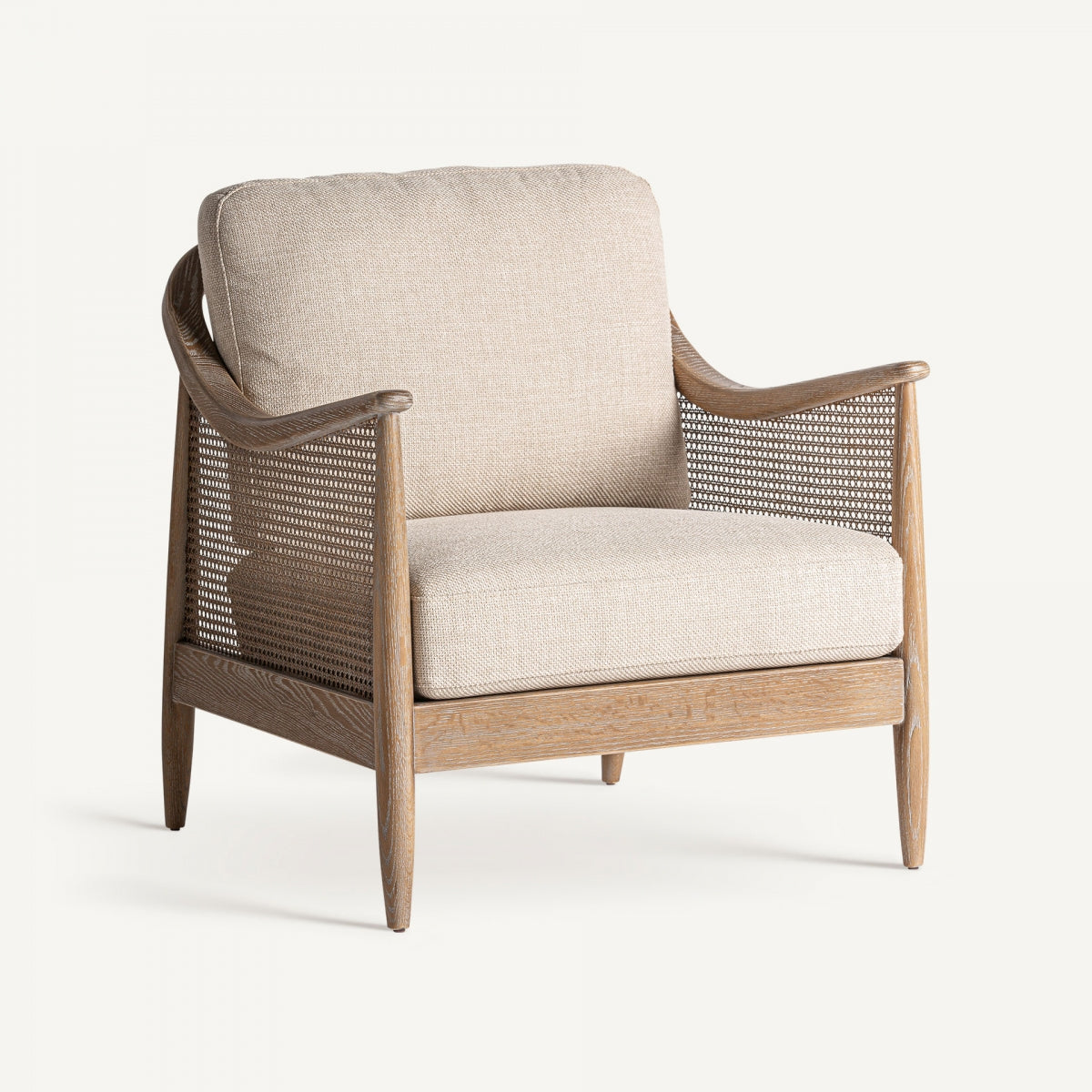 Presentamos el Sillón Bolzano tapizado y madera de fresno: una joya del diseño contemporáneo. Esta silla cuenta con tapizado de poliéster beige, estructura de madera, laterales de ratán tejido y un respaldo y reposabrazos elegantemente curvados.