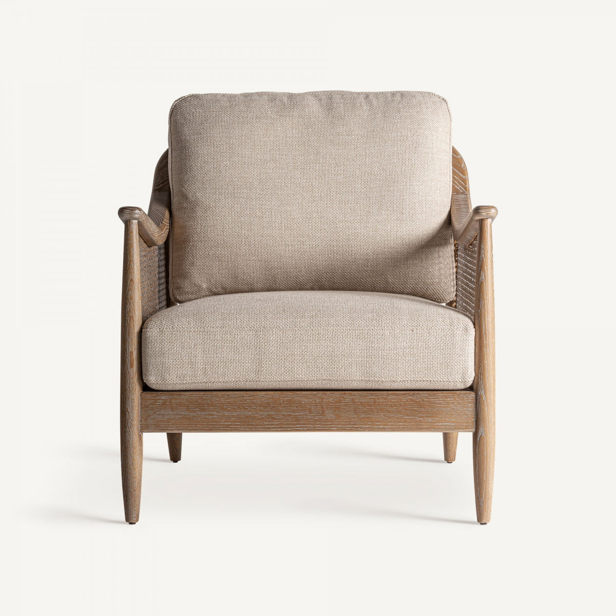 El Sillón tapizado y madera de fresno Bolzano presenta un diseño contemporáneo con tapizado de poliéster beige, estructura de madera y apoyabrazos, que resaltan elegantemente sobre un fondo liso y claro.