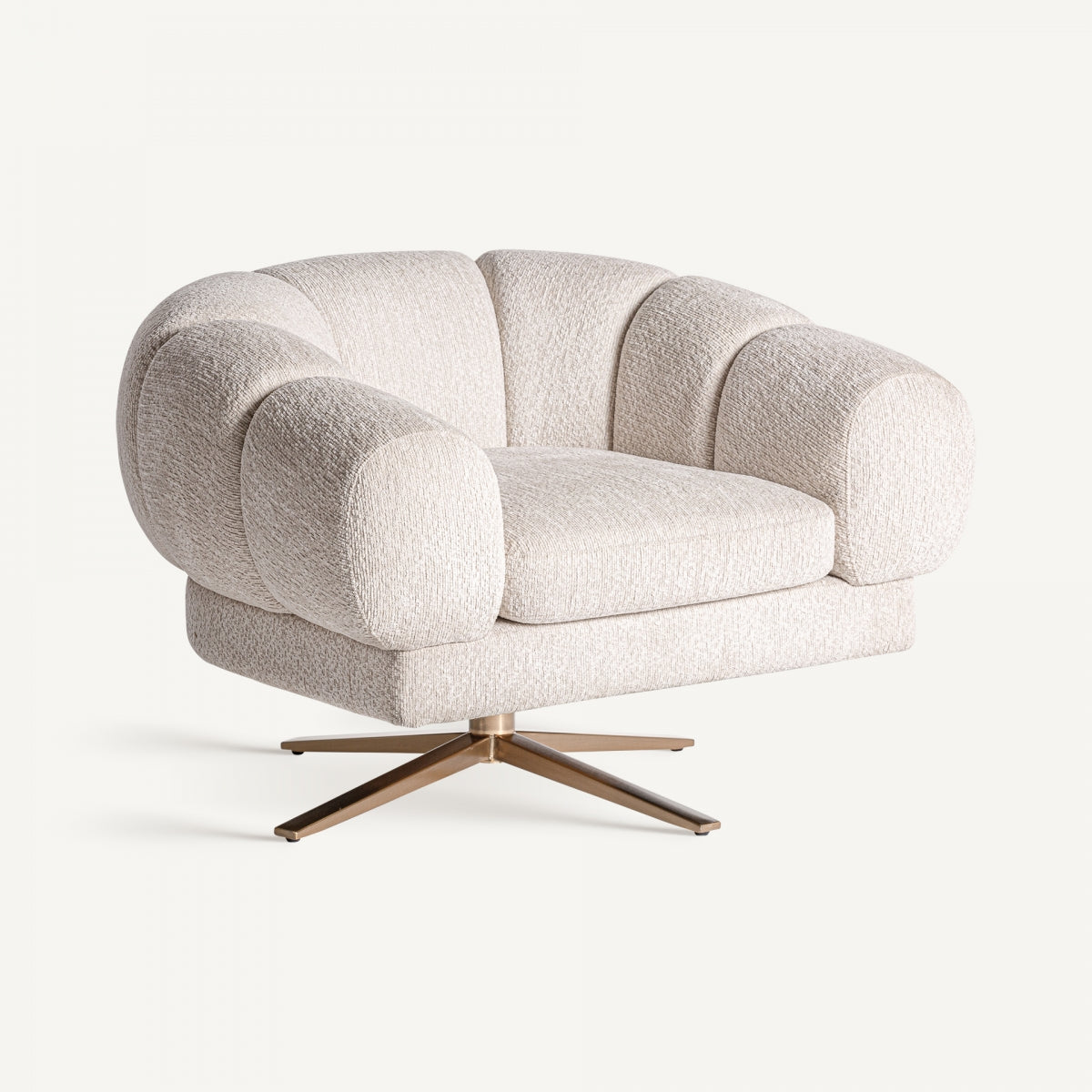 El Sillón Elise, tapizado en terciopelo blanco y acero, es un sillón giratorio grande y lujoso con cojines redondeados y base de metal. Inspirado en la elegancia del Art Déco, ofrece comodidad y estilo en un ambiente sencillo.