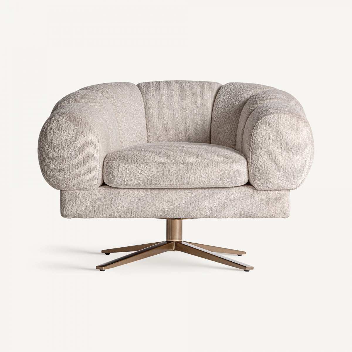 El Sillón Elise es un sillón de terciopelo blanco y acero, con lujosos cojines y un respaldo redondeado sobre una base giratoria de bronce, de inspiración Art Decó.