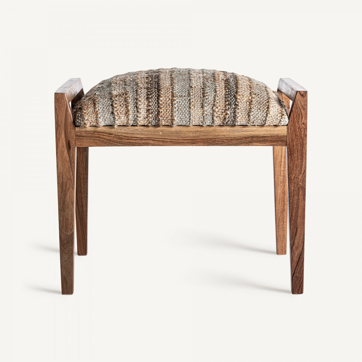 El Reposapiés cuadrado de madera y yute Clarke es un taburete de madera con asiento acolchado que presenta un patrón de rayas, elaborado en madera de mango y sostenido por cuatro patas rectas, mostrando un diseño artesanal.