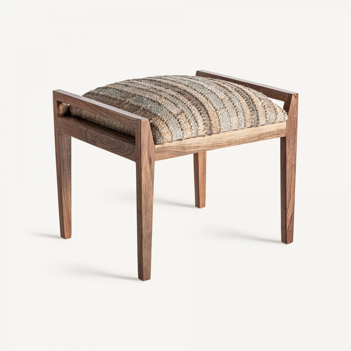El Reposapiés cuadrado de madera y yute Clarke cuenta con un asiento acolchado tejido multicolor y una resistente estructura rectangular de madera de mango. Con cuatro patas en ángulo, esta pieza ejemplifica el diseño artesanal, ofreciendo estilo y funcionalidad, tanto como reposapiés como elemento decorativo en cualquier habitación.
