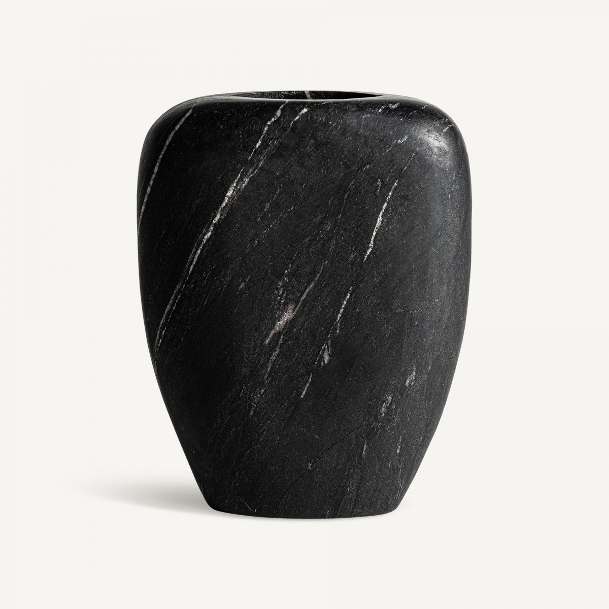 El jarrón de mármol negro Levi S, elaborado con sutiles vetas blancas sobre un fondo blanco liso, personifica el diseño minimalista.