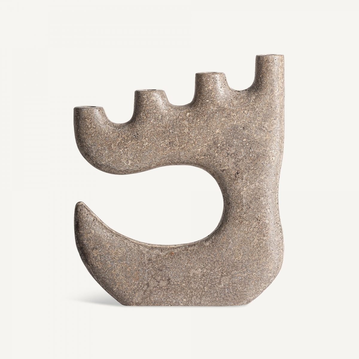 Escultura de mármol con curvas, similar a un pie, con tres protuberancias redondeadas en la parte superior. Denominada "Portavelas contemporáneo de mármol Gael", su suave textura de piedra natural complementa a la perfección cualquier decoración sofisticada.