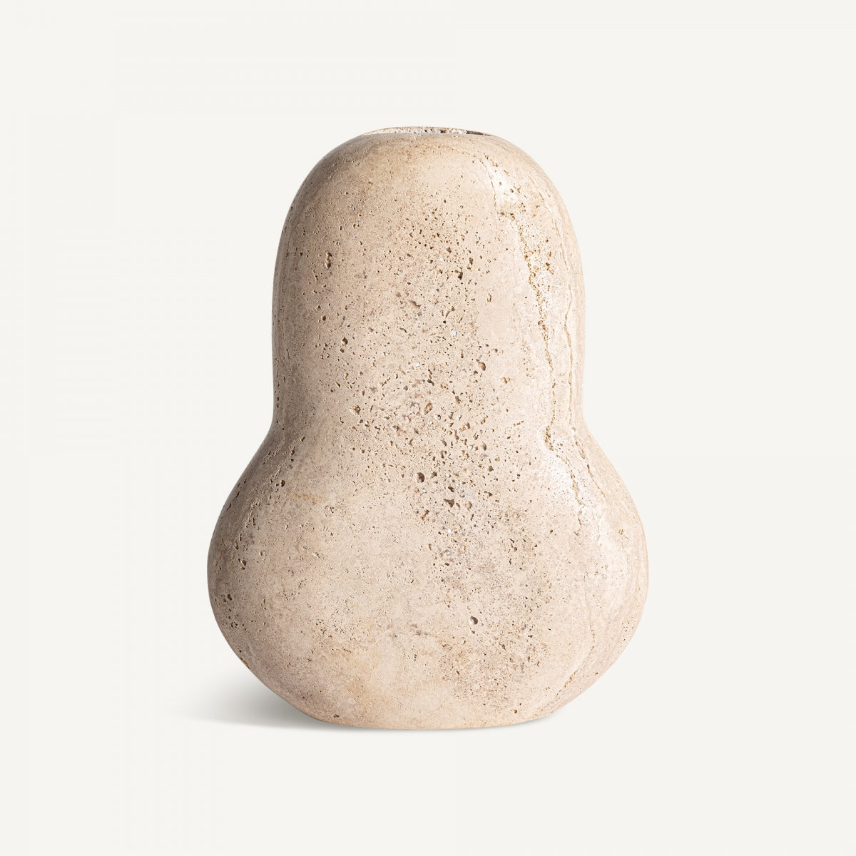 Jarrón contemporáneo en mármol crema Jasha, de forma bulbosa y suave, con pequeña apertura y fondo blanco, perfecto para aportar elegancia atemporal a cualquier ambiente.