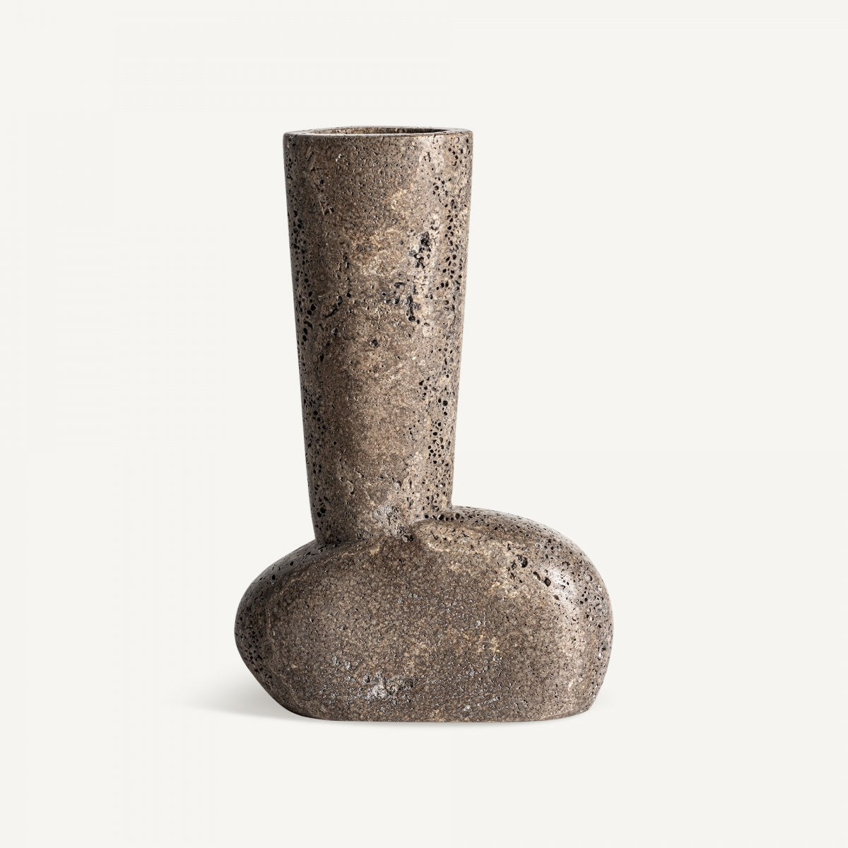 El Jarrón moderno en travertino Ander S, de base irregular y cuello cilíndrico, refleja el diseño contemporáneo y se presenta sobre un fondo blanco liso.