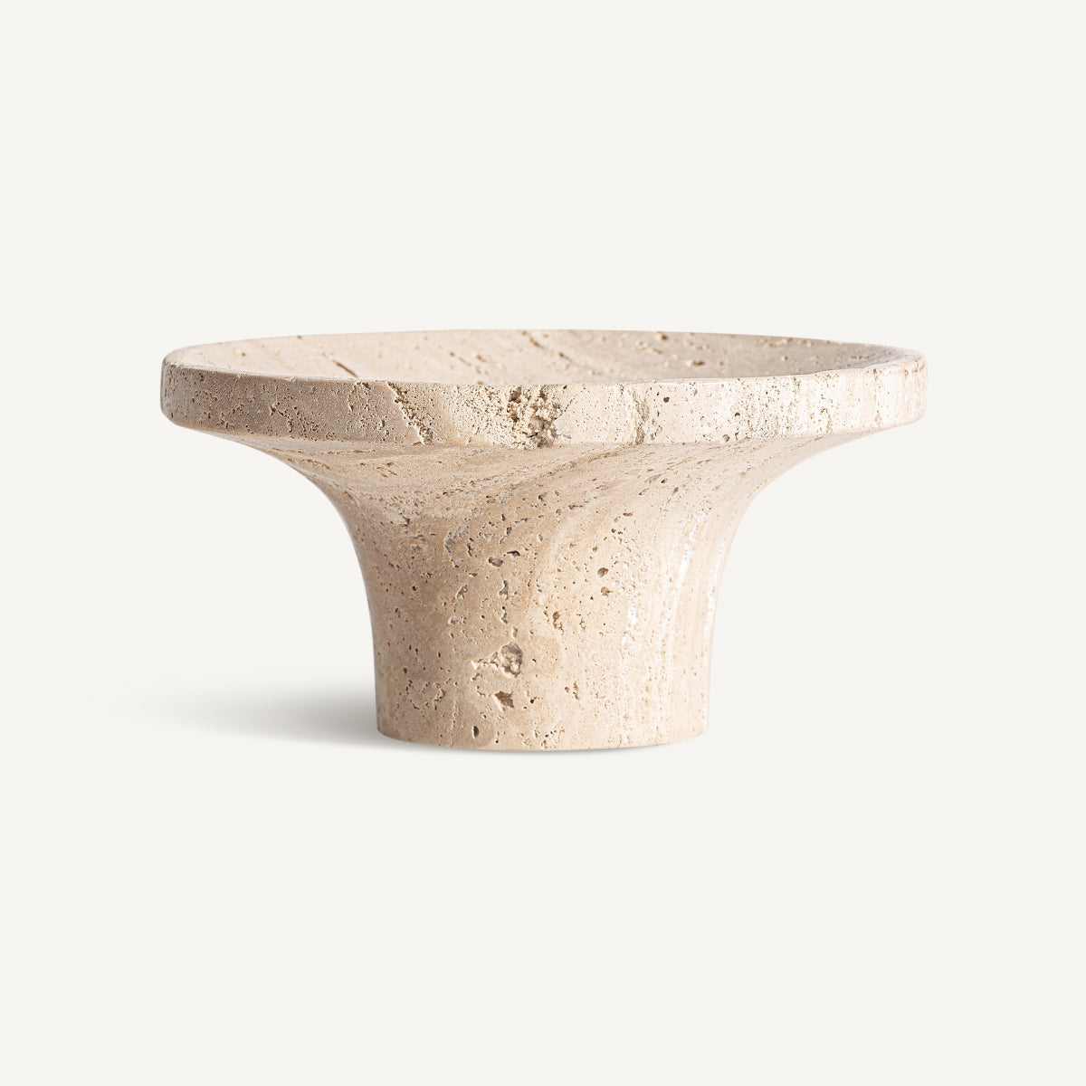 El Centro de mesa en travertino minimalista Jasha S es un cuenco beige de piedra con base cónica, borde ancho y vetas naturales, que incorpora pequeños orificios para un toque moderno y elegante.