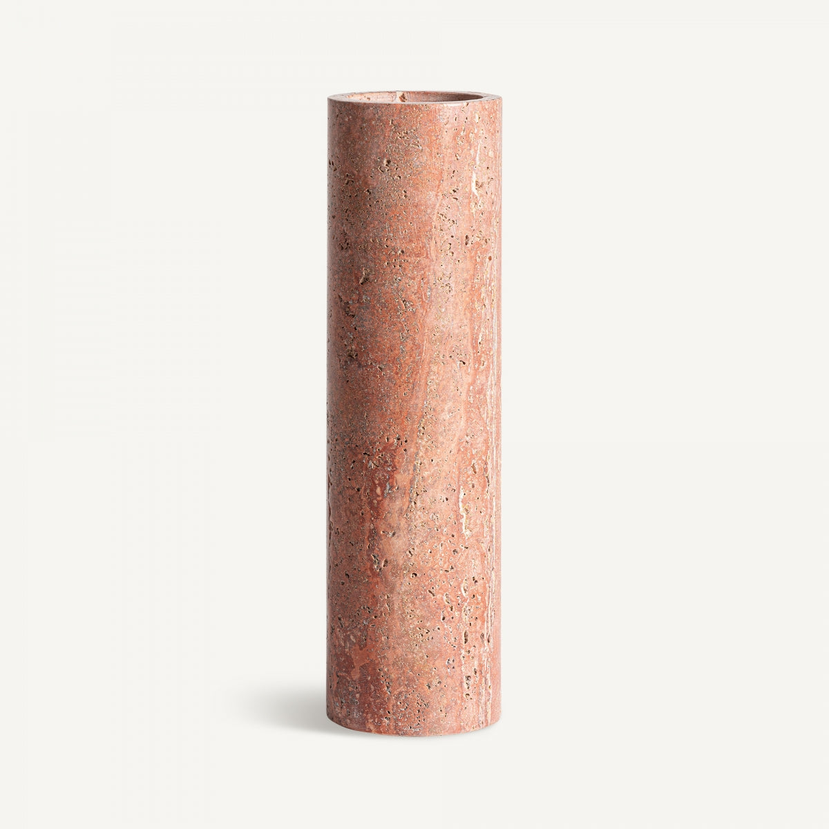 El jarrón en mármol rosa Kleise S destaca por su diseño elegante, forma cilíndrica alta y superficie texturizada ligeramente porosa, posado erguido sobre fondo blanco.