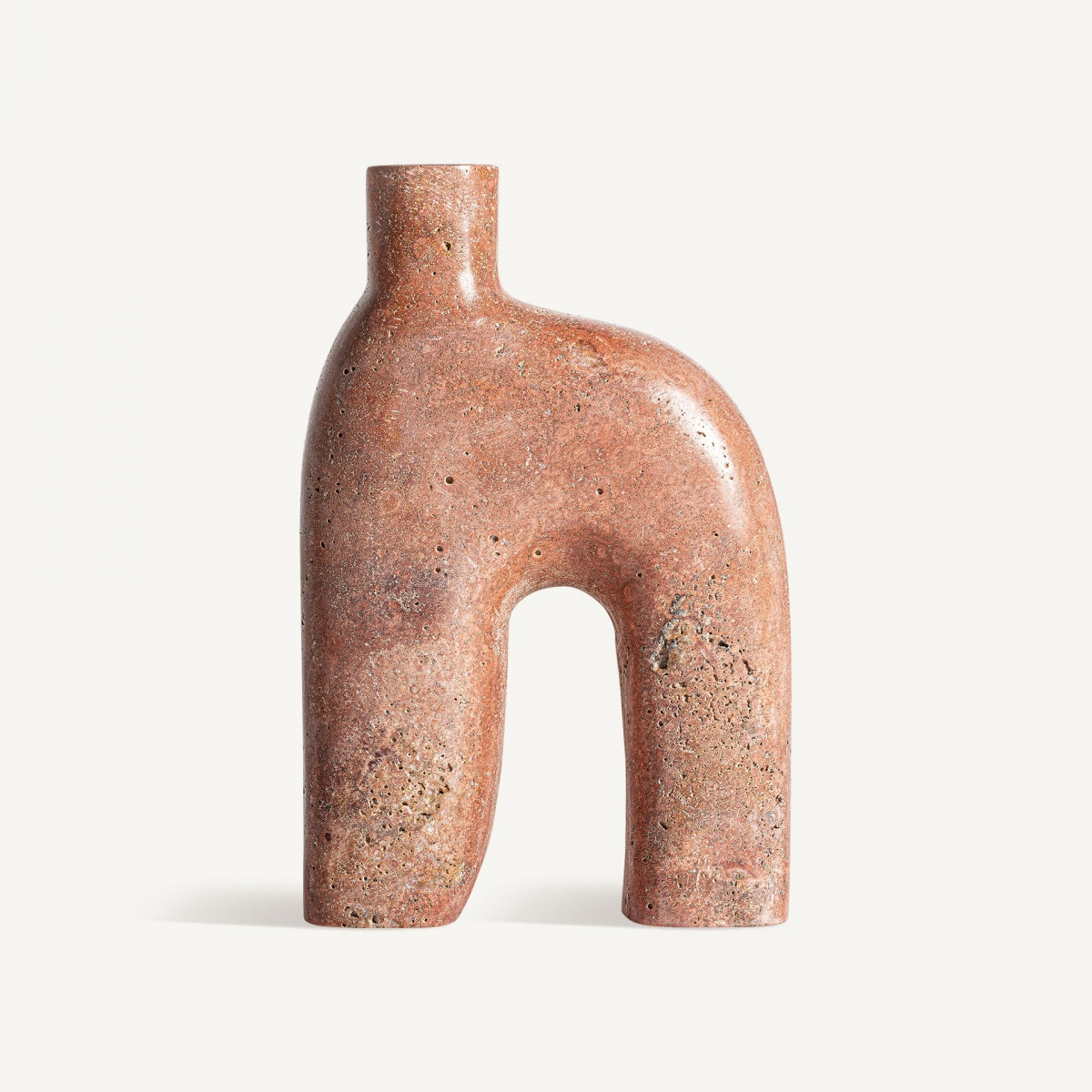 Un jarrón de mármol rosa Kleise con apariencia texturizada de color marrón rojizo, base arqueada y cuello cilíndrico único inspirado en el diseño art déco.