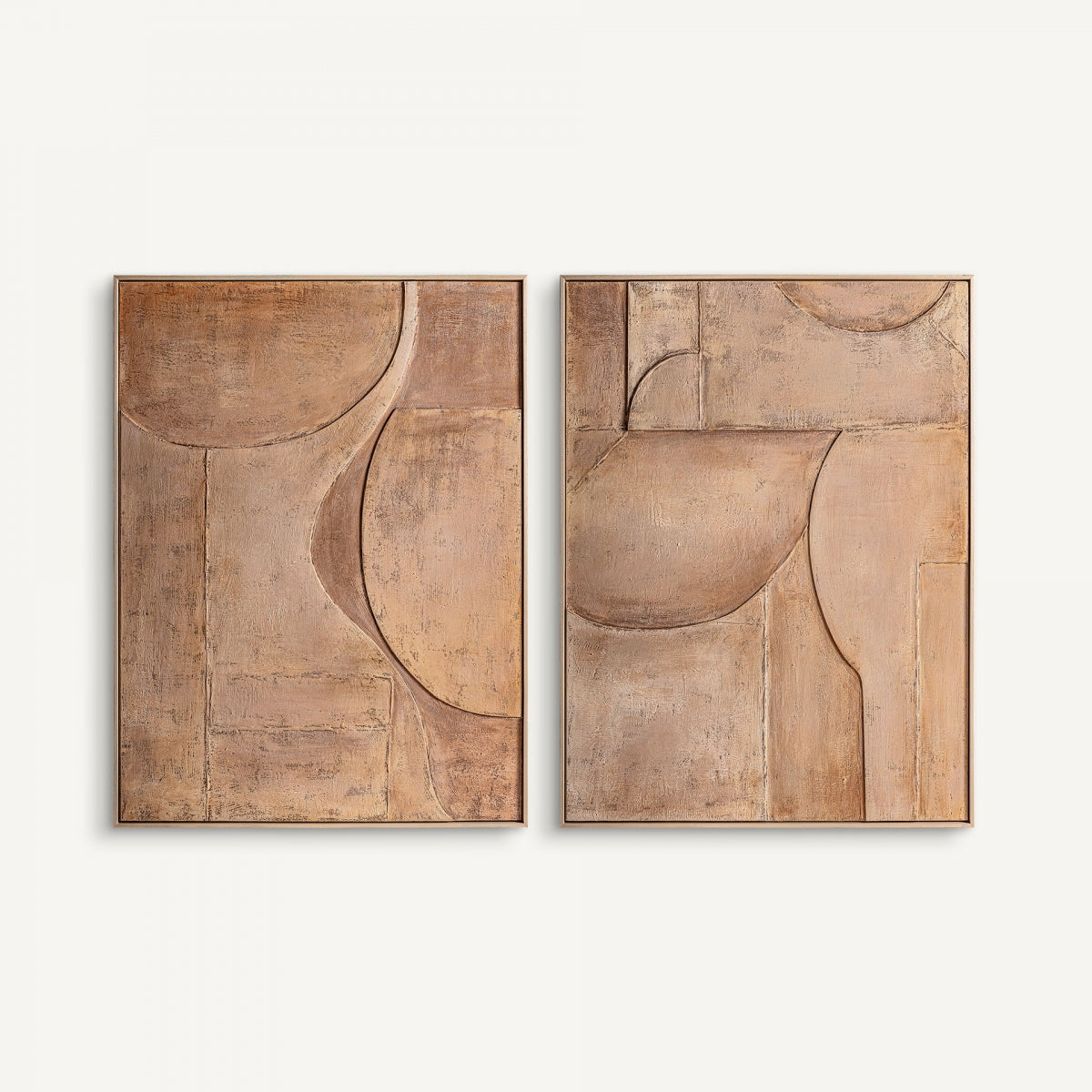 Dos cuadros contemporáneos relieves en lienzo de pino Yeray (90x120 cm), con tonos tierra, formas geométricas y textura, enmarcados en madera de pino y exhibidos juntos para un toque moderno.