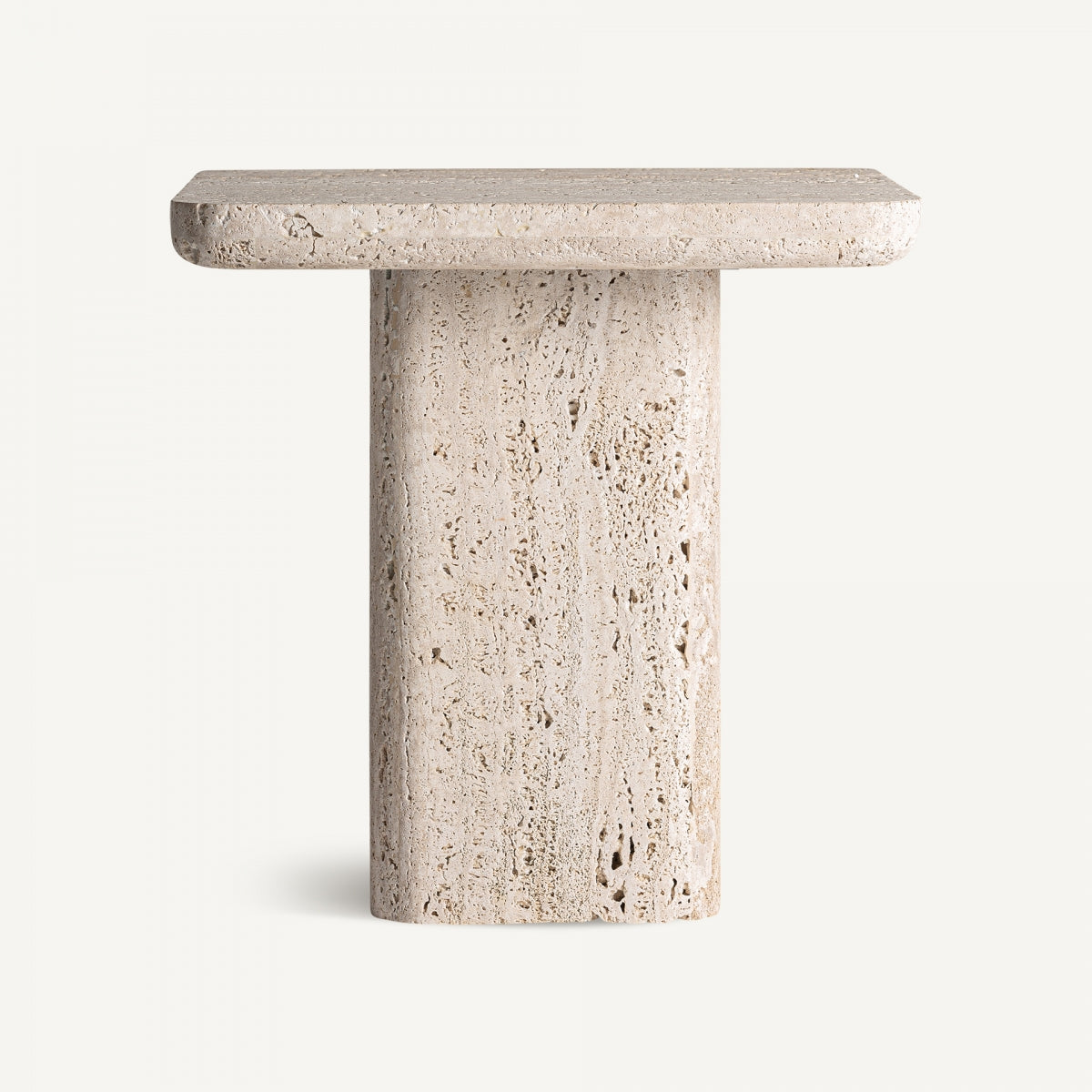 La Mesa auxiliar cuadrada de mármol travertino Theuville presenta una tapa rectangular de travertino beige y una base cilíndrica con un diseño único, sobre un fondo claro.