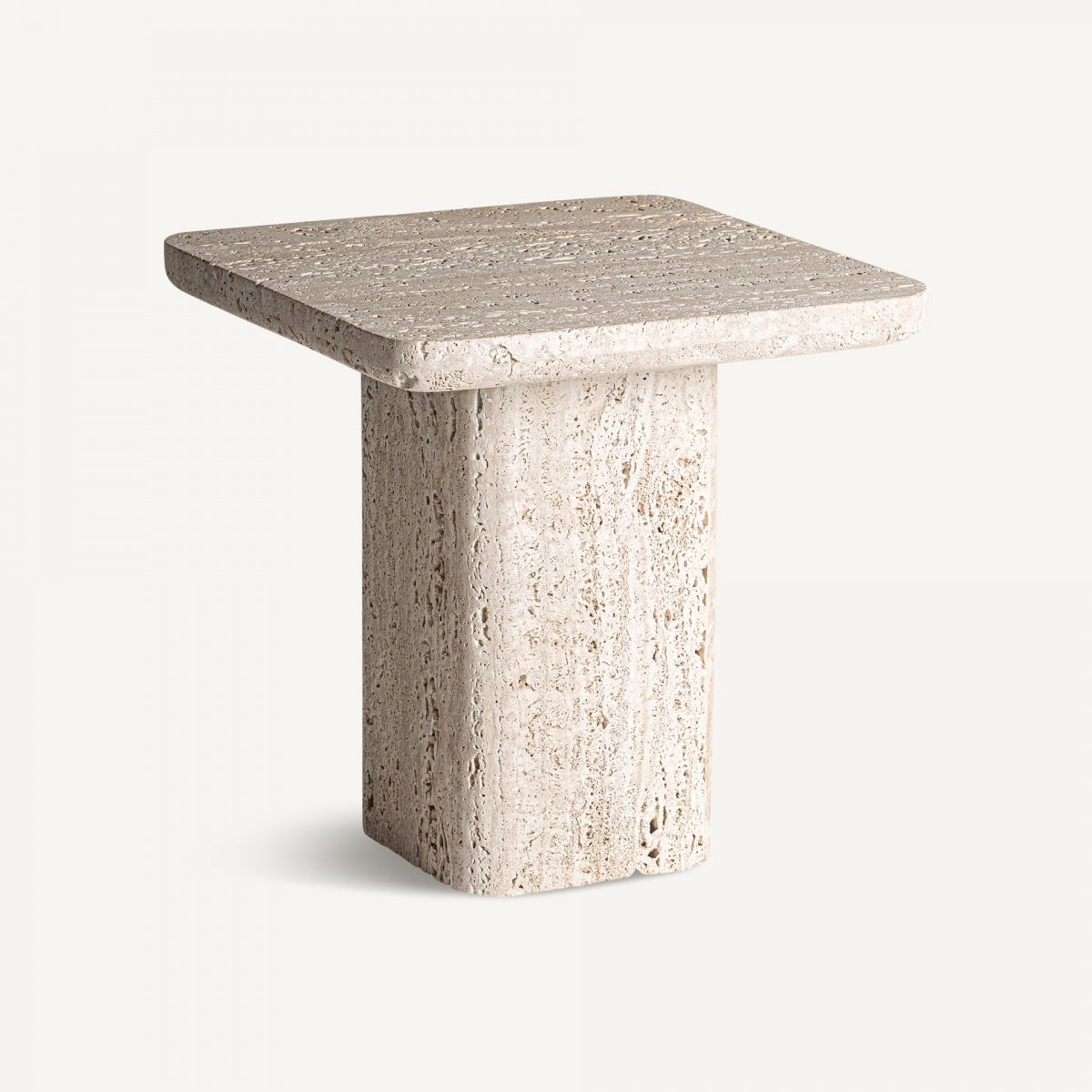 La mesa auxiliar cuadrada de mármol travertino Theuville con un grueso tablero y base rectangular robusta destaca con su diseño único sobre un fondo sencillo.