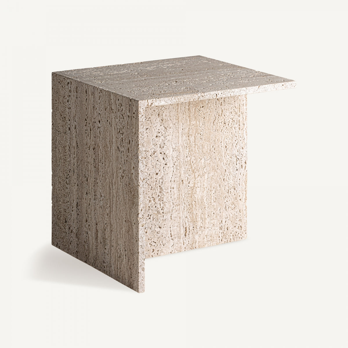 La mesa auxiliar cuadrada en travertino Theuville, con un diseño minimalista en forma de L en travertino beige, se destaca elegantemente sobre un fondo blanco liso.